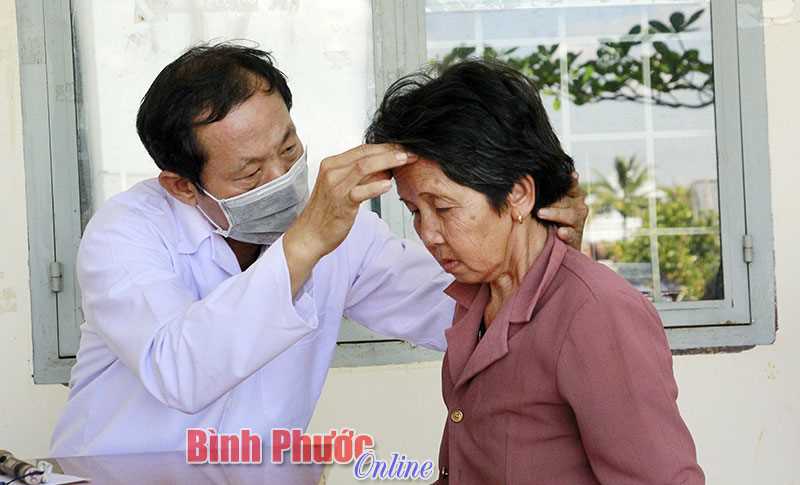 250 người nghèo xã Phước Thiện được khám, cấp thuốc, tặng quà miễn phí