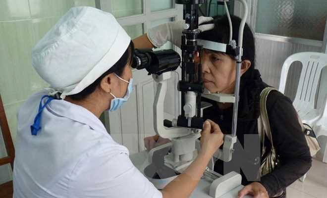 Nguy cơ bị mù vì sử dụng kính áp tròng không rõ nguồn gốc