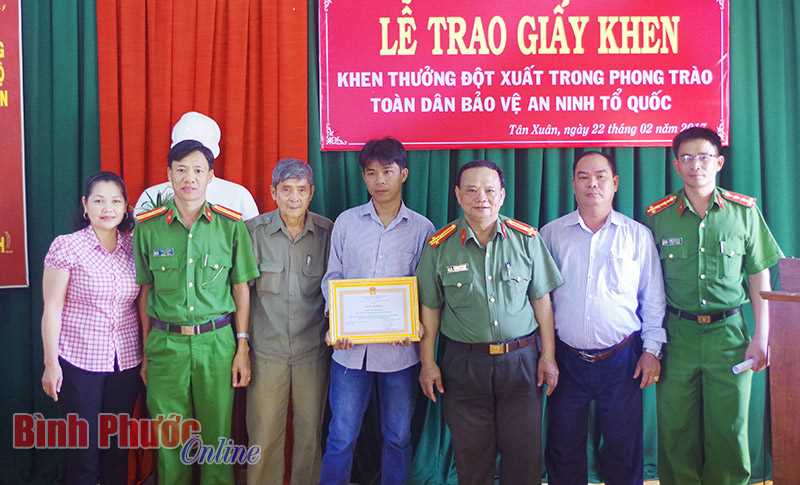 Khen thưởng đột xuất quần chúng dũng cảm bắt trộm
