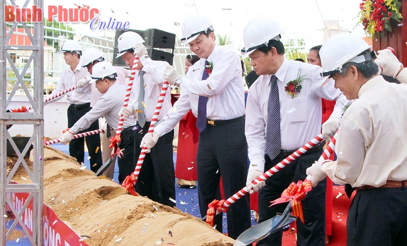 UBND tỉnh cam kết đồng h&agrave;nh với nh&agrave; đầu tư để giải quyết kh&oacute; khăn