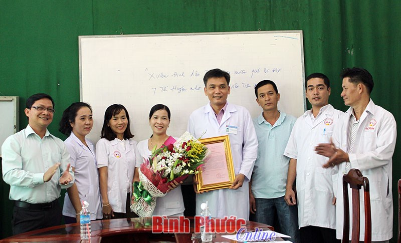 Kịp thời động viên cán bộ Trung tâm Y tế huyện Bù Đốp thực hiện thành công ca mổ khó