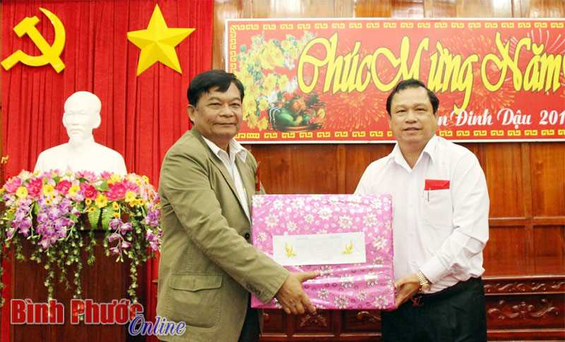 L&atilde;nh đạo tỉnh Kratie ch&uacute;c Tết cổ truyền d&acirc;n tộc Việt Nam tại B&igrave;nh Phước