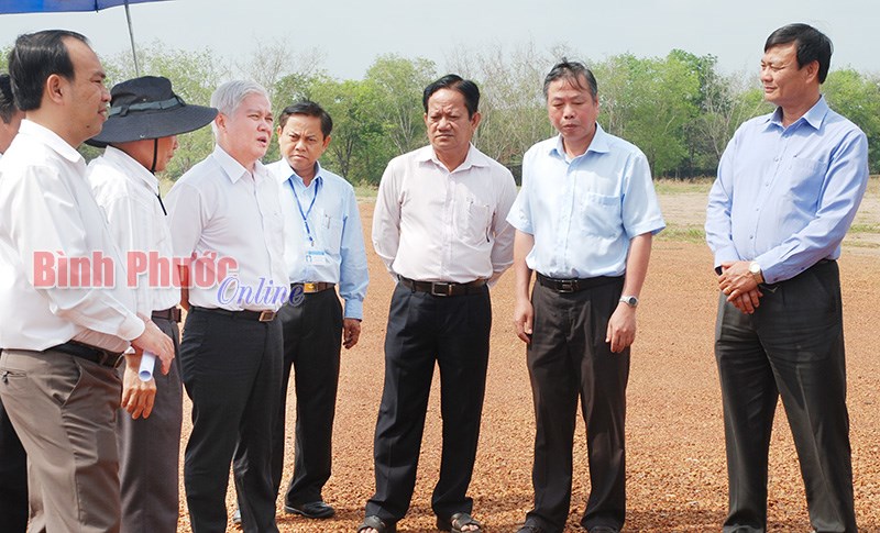 L&agrave;m việc với huyện Đồng Ph&uacute;, đồng ch&iacute; B&iacute; thư Tỉnh ủy Nguyễn Văn Lợi: &ldquo;Phải hứa chắc chắn khi n&agrave;o th&igrave; xong?&rdquo;