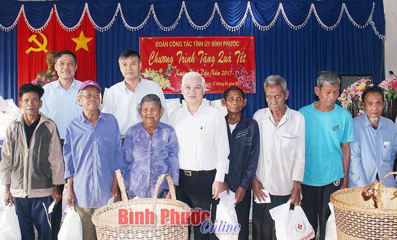 L&atilde;nh đạo tỉnh thăm, ch&uacute;c tết c&aacute;c đơn vị v&agrave; nh&acirc;n d&acirc;n