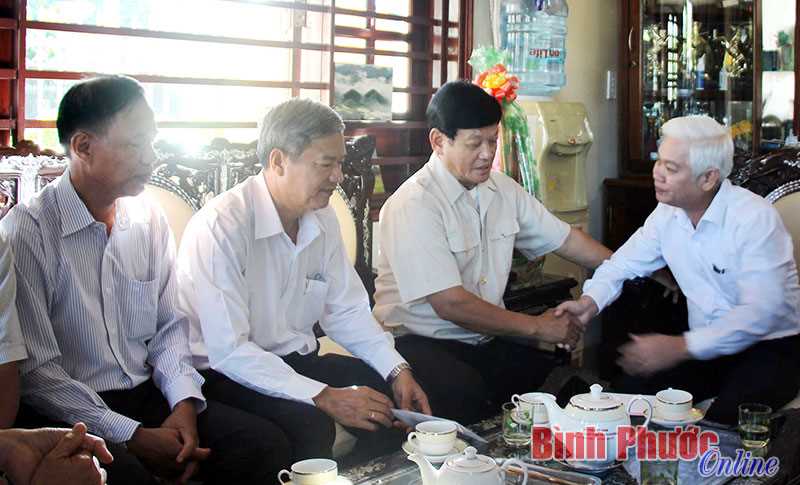 L&atilde;nh đạo tỉnh thăm, ch&uacute;c tết gia đ&igrave;nh c&oacute; c&ocirc;ng v&agrave; c&aacute;c đồng ch&iacute; nguy&ecirc;n l&atilde;nh đạo tỉnh