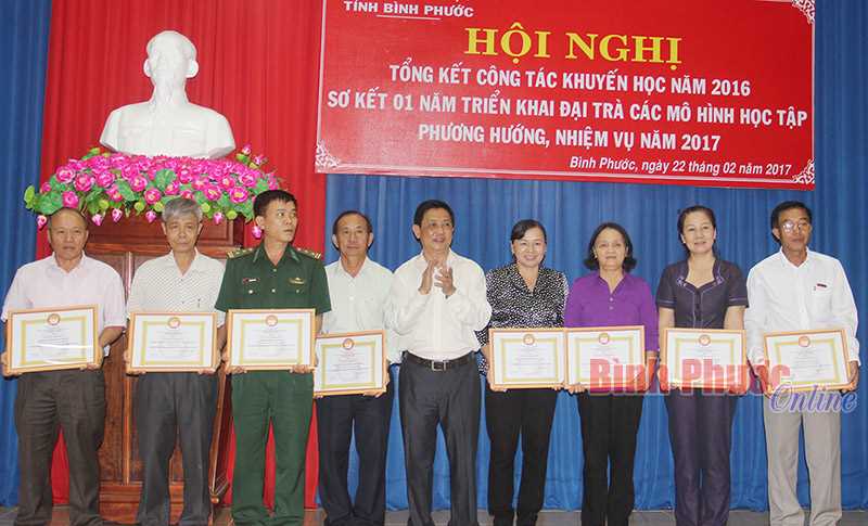 Lãnh đạo hội khuyến học hãy nuôi 1 con heo đất và đặt trên bàn làm việc
