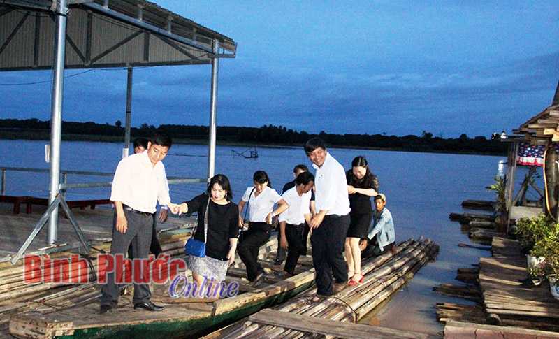 L&agrave;ng b&egrave; l&agrave;m du lịch