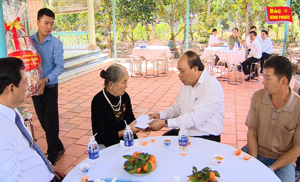 [Video] Thủ tướng Chính phủ Nguyễn Xuân Phúc và đoàn công tác của Trung ương làm việc tại huyện Chơn Thành