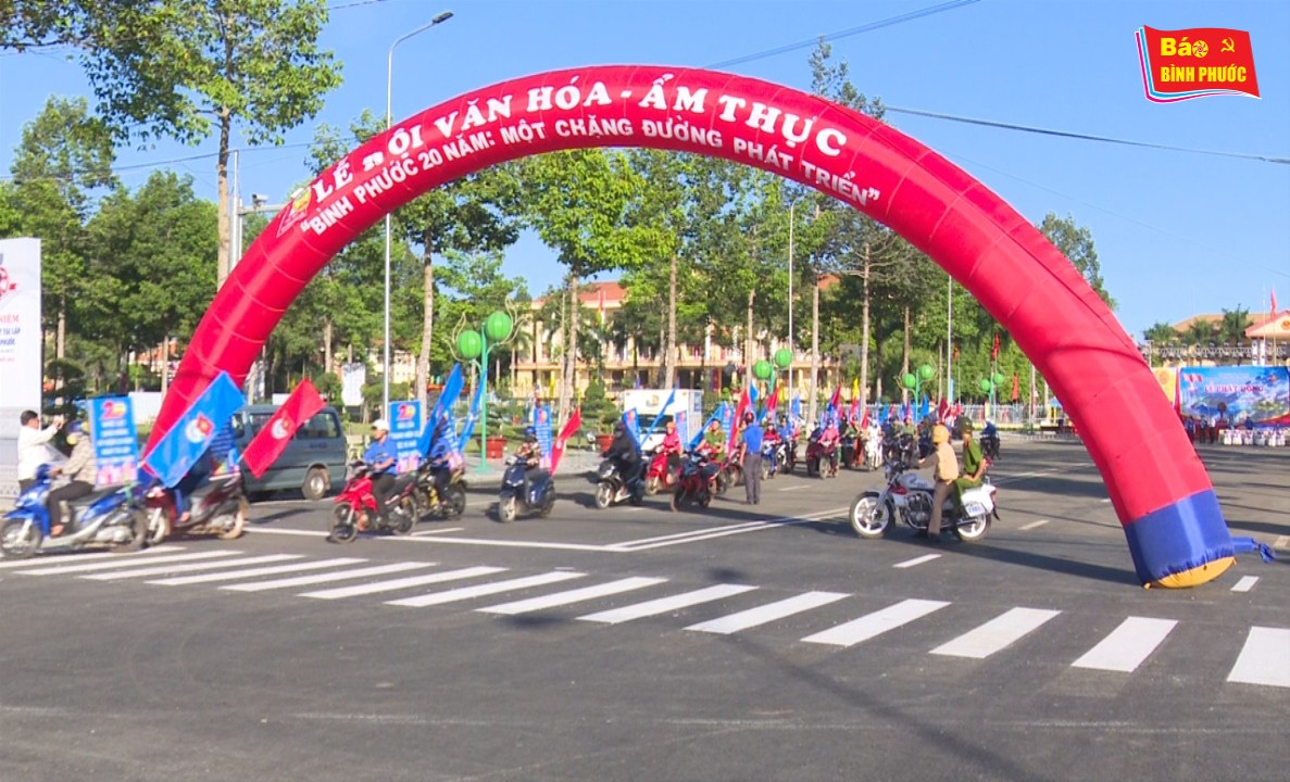 [Video] Diễu hành xe hoa "Bình Phước 20 năm một chặng đường phát triển"