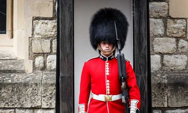 Đi dạo lúc 3 giờ sáng, Nữ hoàng Anh suýt bị lính gác bắn chết