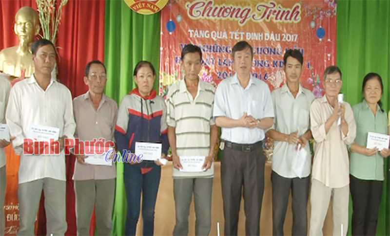 Ph&oacute; chủ tịch UBND tỉnh Huỳnh Anh Minh tặng qu&agrave; người ngh&egrave;o huyện Hớn Quản