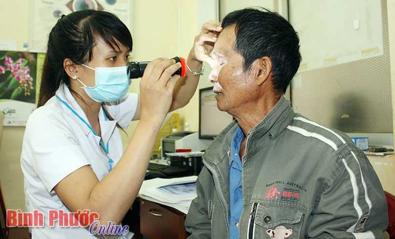 Khám sàng lọc để phẫu thuật mắt miễn phí cho bệnh nhân nghèo