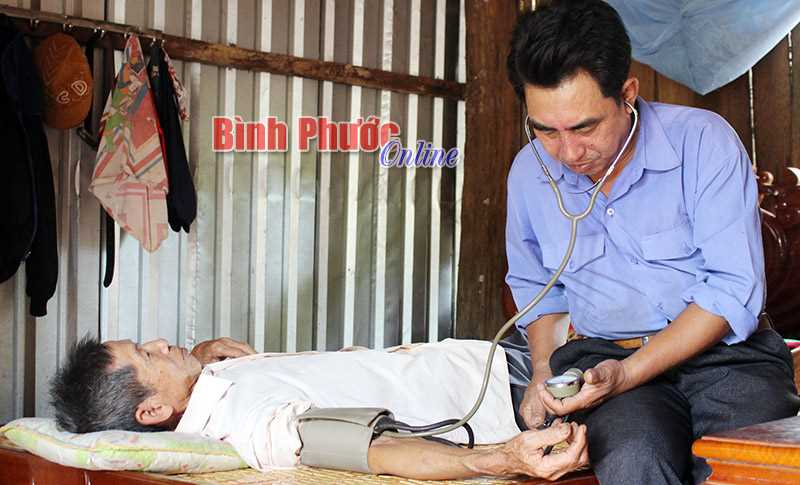 Lương y Đỗ Văn Kiểu tận tình với người bệnh