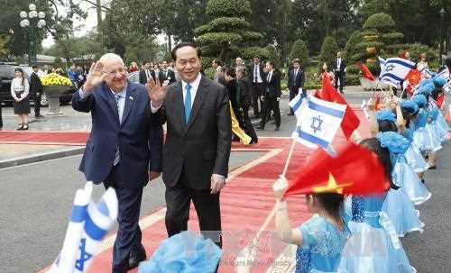 Tổng thống Israel v&agrave; Phu nh&acirc;n bắt đầu chuyến thăm Việt Nam
