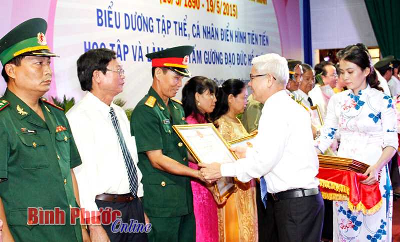 Đẩy mạnh c&ocirc;ng t&aacute;c ch&iacute;nh trị tư tưởng, tự ph&ecirc; b&igrave;nh v&agrave; ph&ecirc; b&igrave;nh