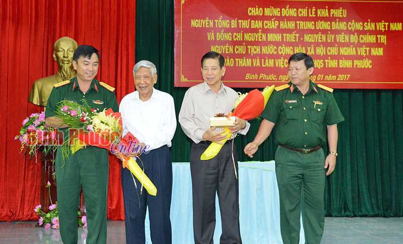 Nguy&ecirc;n Tổng b&iacute; thư L&ecirc; Khả Phi&ecirc;u v&agrave; nguy&ecirc;n Chủ tịch nước Nguyễn Minh Triết thăm LLVT B&igrave;nh Phước