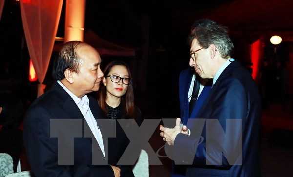 Thủ tướng bất ngờ xuất hiện, gặp mặt c&aacute;c doanh nh&acirc;n quốc tế