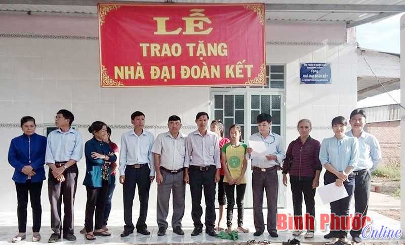 Tặng nhà đại đoàn kết cho hai chị em mồ côi ở xã Bù Nho