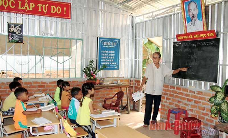 Ông giáo già 20 năm “gieo” chữ ở vùng biên