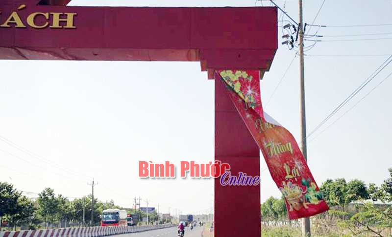 Cổng ch&agrave;o thị x&atilde;... phản cảm