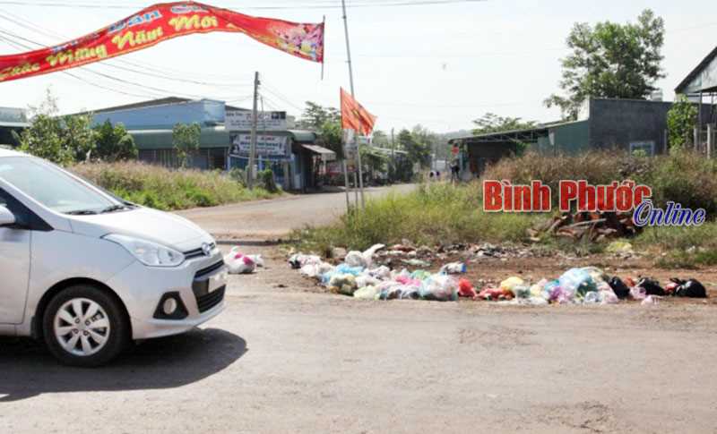 B&atilde;i r&aacute;c trước cổng khu d&acirc;n cư