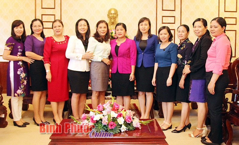Ph&oacute; b&iacute; thư Thường trực Tỉnh ủy Trần Tuệ Hiền gặp mặt đại biểu dự Đại hội đại biểu phụ nữ to&agrave;n quốc