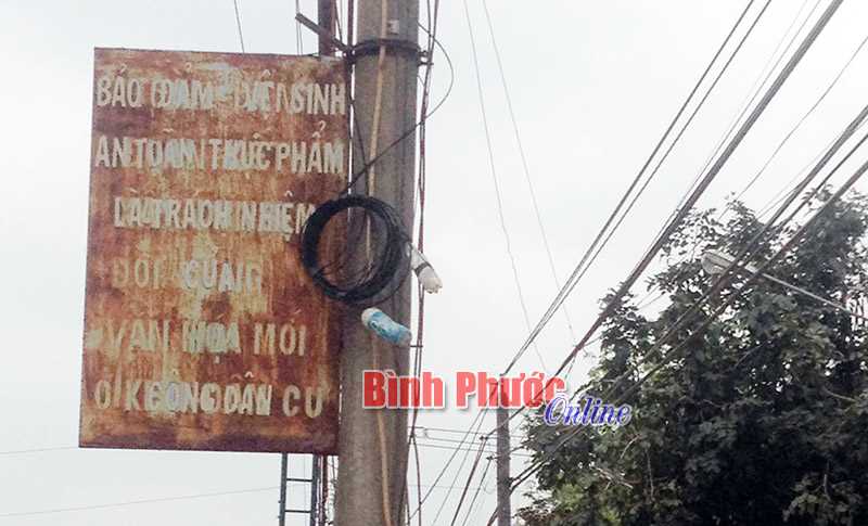 H&igrave;nh ảnh kh&ocirc;ng đẹp trước cổng trụ sở HĐND, UBND x&atilde; Long H&agrave;