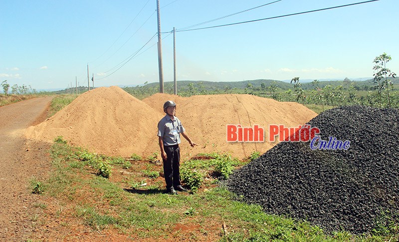 Xã Phú Sơn mong Công ty Cao su Phú Riềng thuận chủ trương cho làm đường bê tông