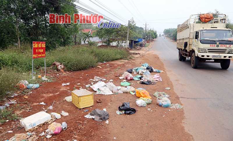 R&aacute;c đổ đầy đường