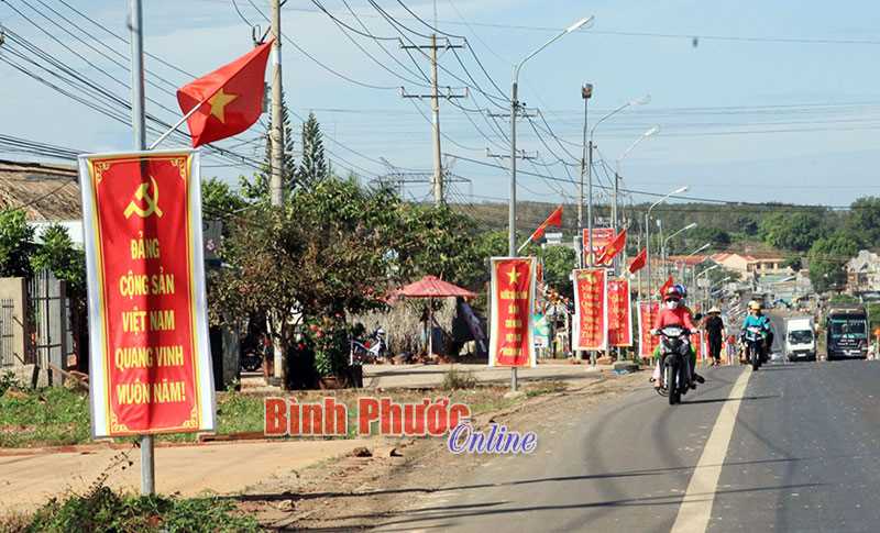 Sắc xu&acirc;n từ những biểu ngữ, cờ Đảng, cờ Tổ quốc