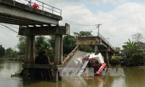 Xe quá tải làm sập cầu Kinh Nhất, hai người rơi xuống sông