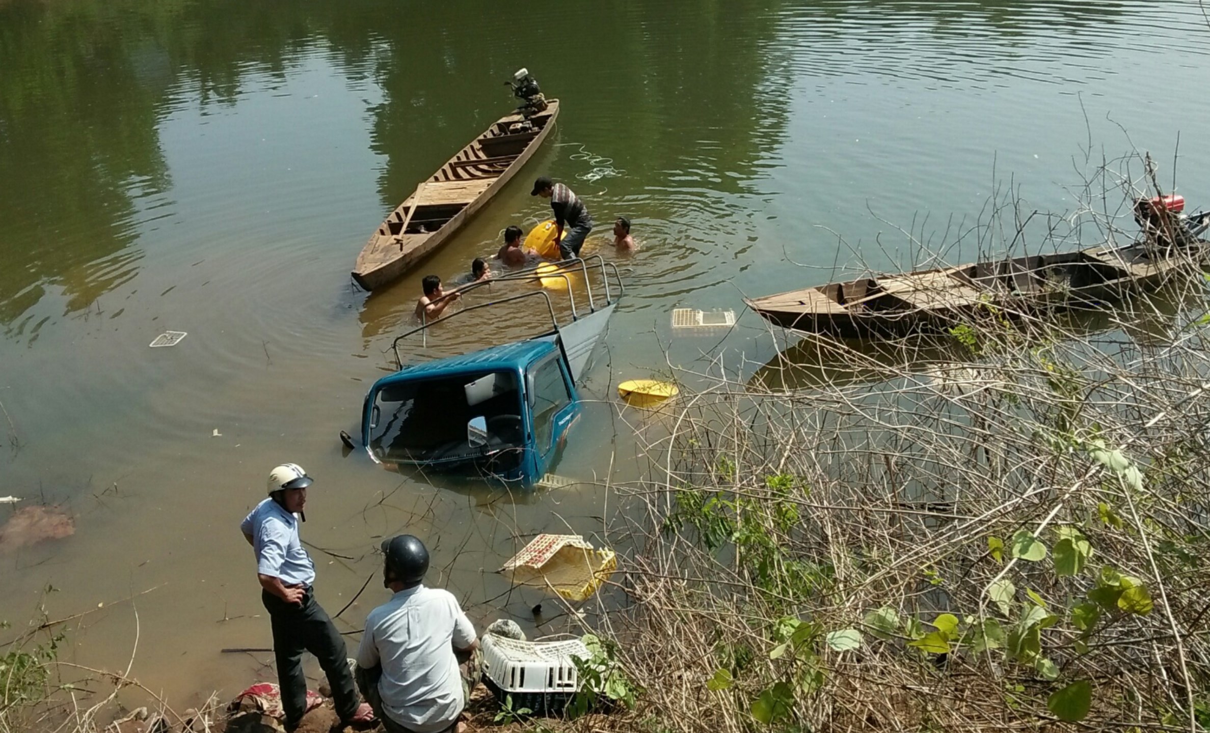 Xe tải lao xuống sông, 2 người bị thương, 400 con gà chết ngạt