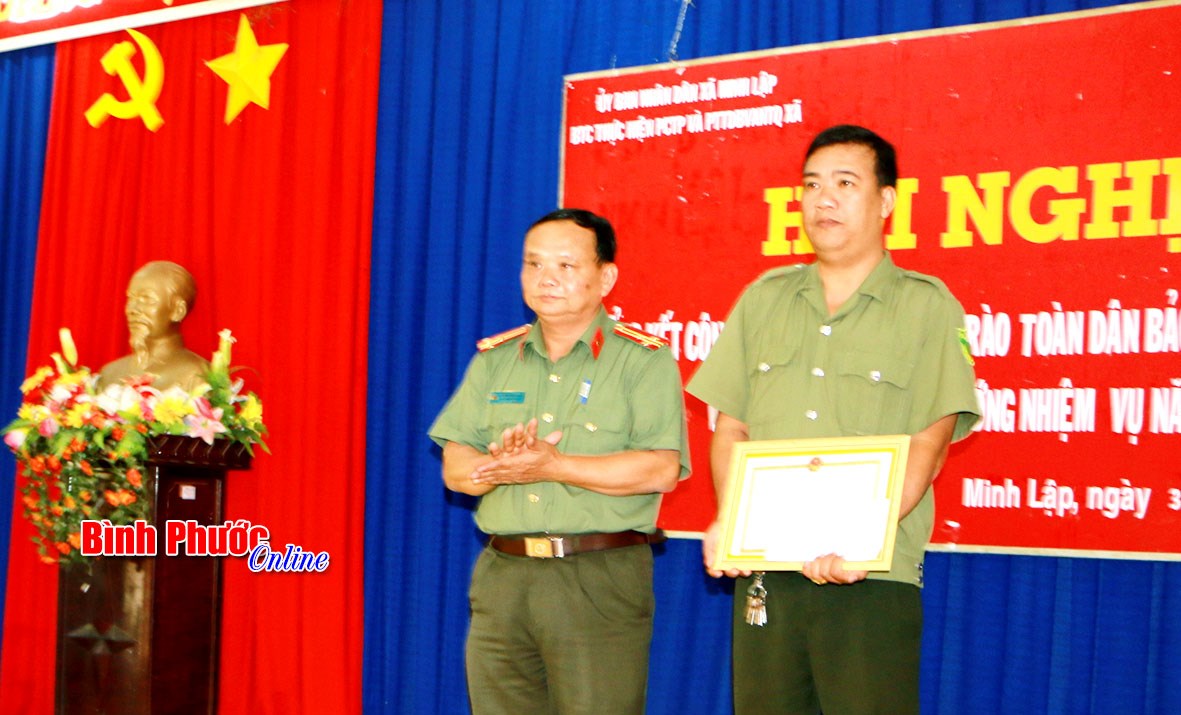 Công an tỉnh khen thưởng đột xuất Công an xã Minh Lập