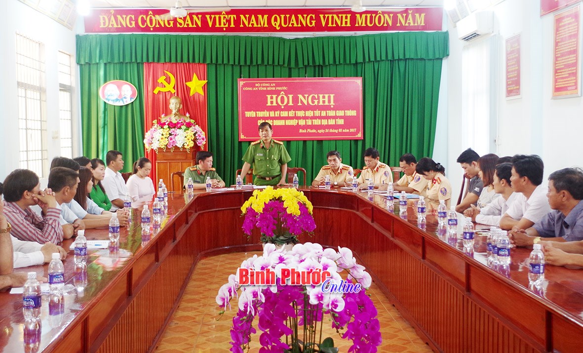 Ký cam k&ecirc;́t ch&acirc;́p hành pháp lu&acirc;̣t v&ecirc;̀ an toàn giao th&ocirc;ng
