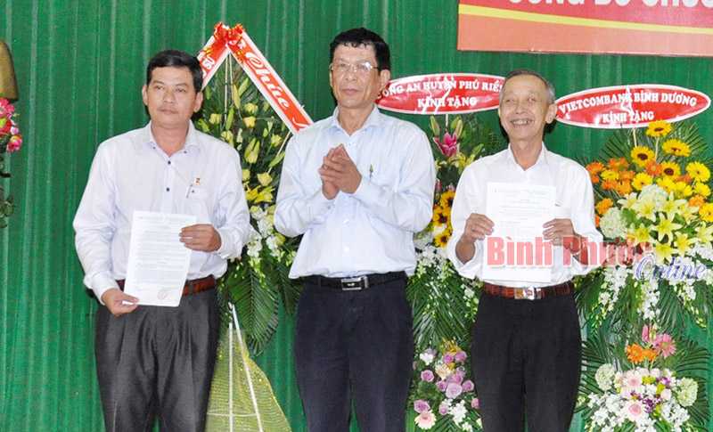 Trao quyết định nghỉ hưu cho nguy&ecirc;n Tổng gi&aacute;m đốc C&ocirc;ng ty cổ phần cao su Đồng Ph&uacute;