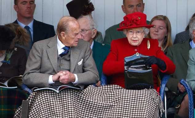 Bí mật chiếc túi xách "cứu nguy" cho Nữ hoàng Anh