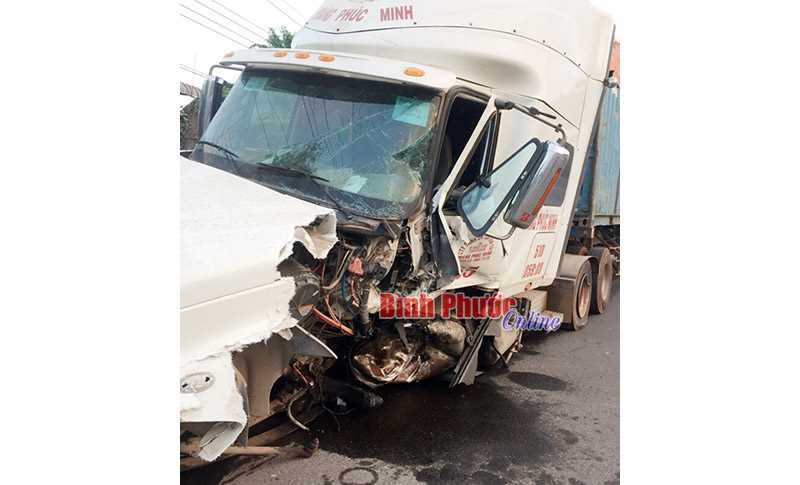 Tài xế ngủ gật, xe ô tô nát đầu