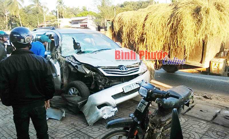 Xe du lịch tông xe máy cày trên quốc lộ 14