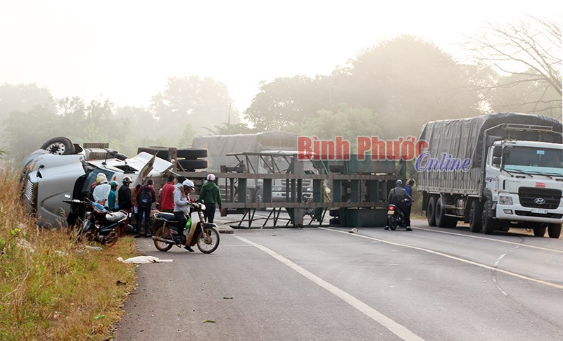 Nổ lốp, xe container lật ngang đường