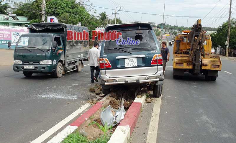 Xe 7 chỗ tông gãy trụ điện giữa đường