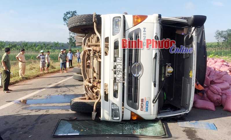 Xe tải “đo đường” do tài xế ngủ gật