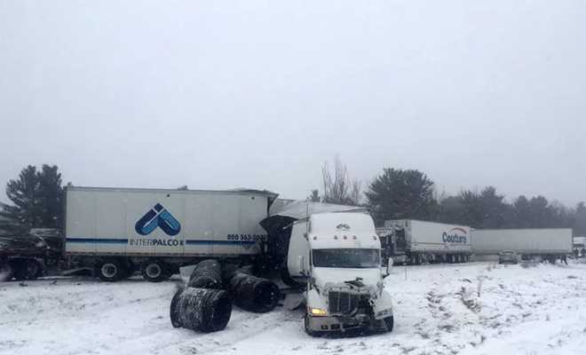 Xe chở axít gặp nạn trên cao tốc, 30 người thương vong