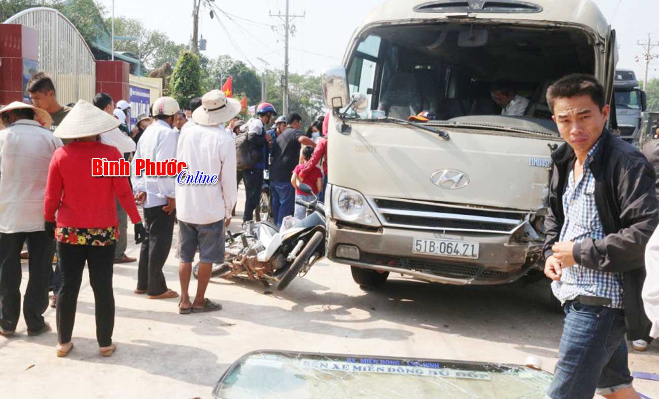 Xe khách và xe 4 chỗ đâm nhau