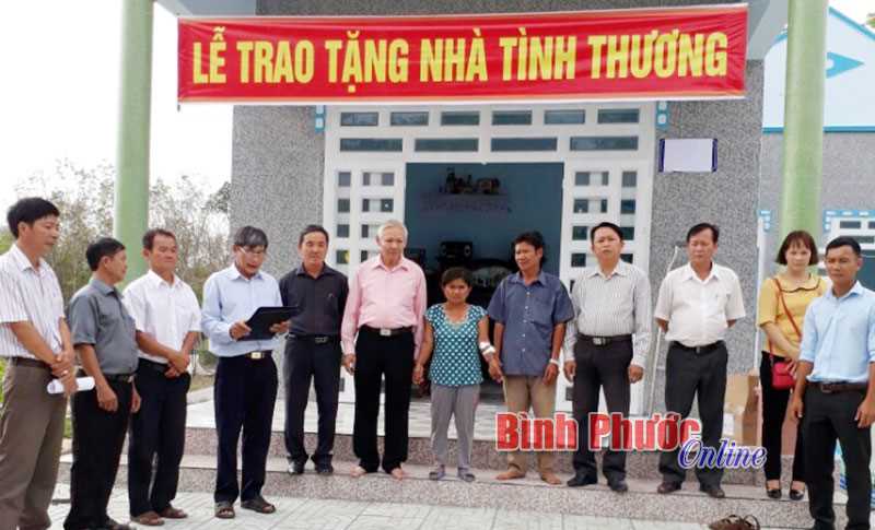 Tặng nhà tình thương cho nạn nhân da cam/dioxin