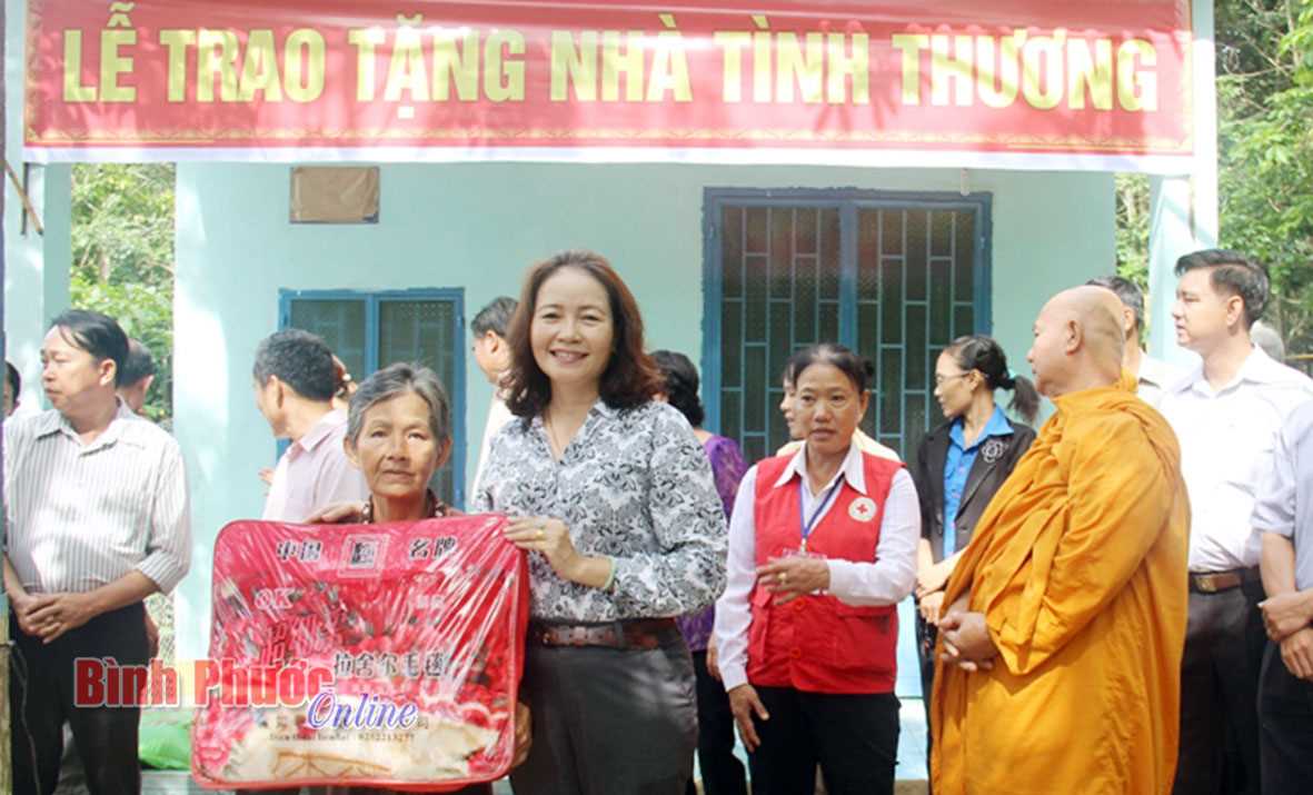 Xã Tân Hưng hỗ trợ hộ nghèo