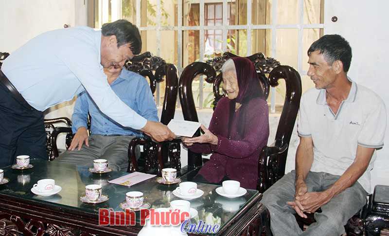 Đồng Phú vận động hơn 1 tỷ đồng và 25 tấn gạo hỗ trợ người nghèo đón tết