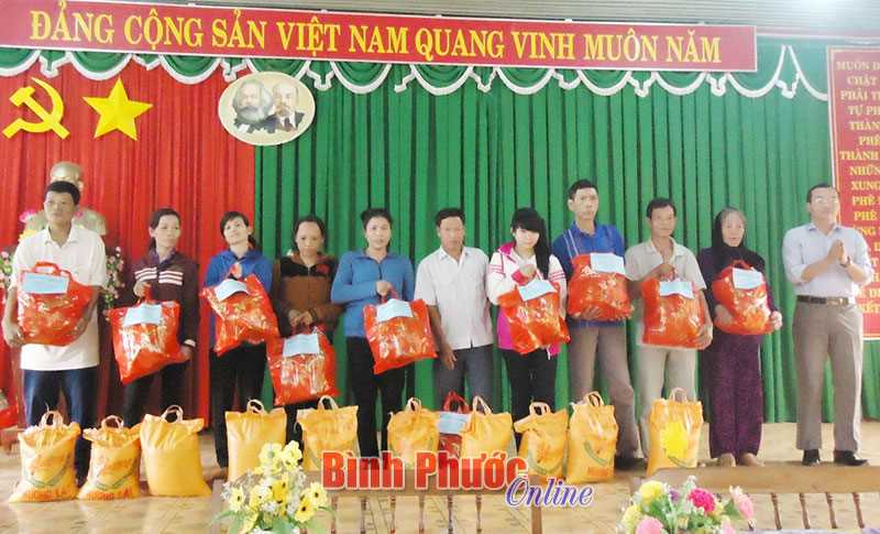 50.195 phần quà tặng hộ nghèo vui xuân đón tết