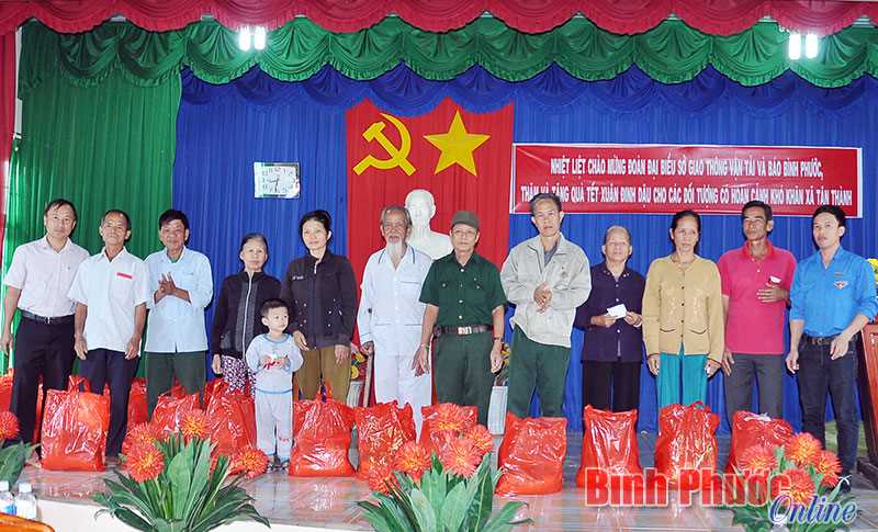 Trao 43 phần quà tết tặng hộ nghèo, trẻ em xã Tân Thành