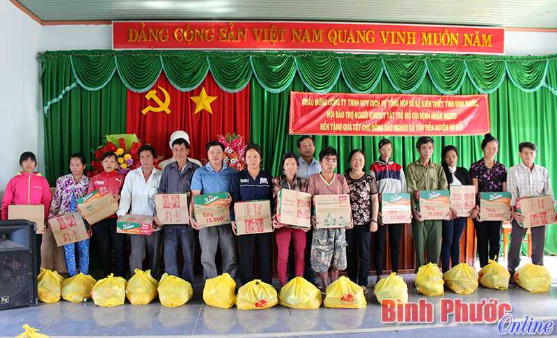 Công ty xổ số kiến thiết Bình Phước tặng quà tết cho người nghèo xã Tân Tiến