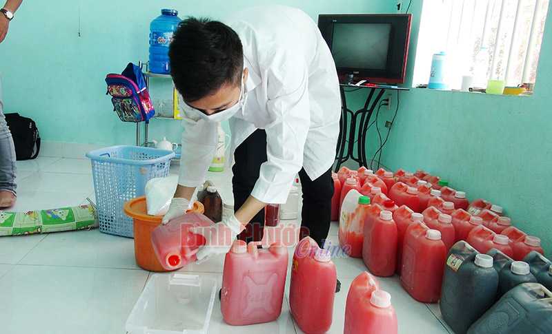 Phát hiện cơ sở sản xuất tương ớt sử dụng chất tạo màu không rõ nguồn gốc